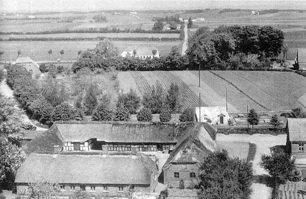 Ladehøjgård o. 1947. Midt i billedet hovedvej 16 med vejtræer og i baggrunden Nørbækvej med Skindbjerg