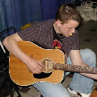 Jesper stemmer guitaren